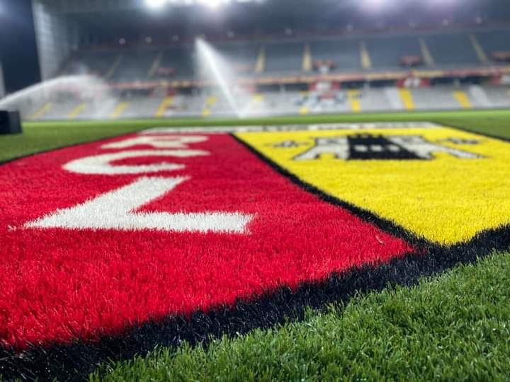 Tem como principio a valorização da região de Passo de Calais. O clube acredita que o jovem deve conhecer  e viver a história do clube e para isso prefere que os treinadores das categorias de base sejam ex atletas do Lens. Atualmente 06 dos 21 treinadores jogaram no clube.