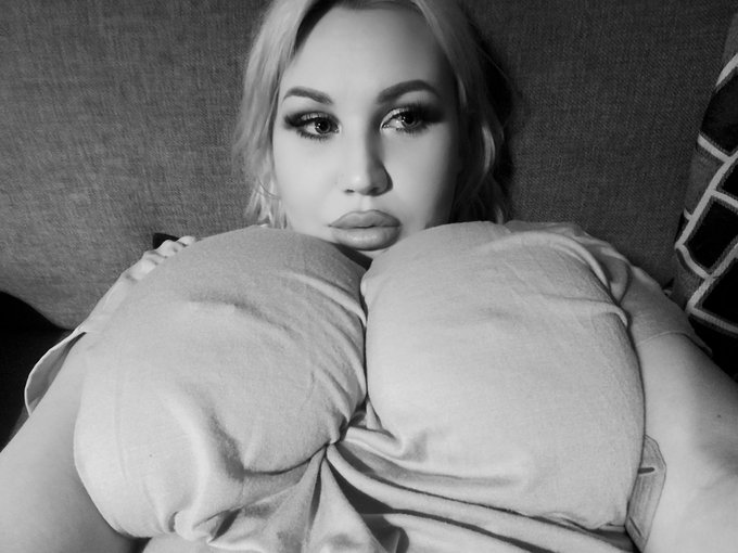 They're bigger than my head ?? https://t.co/UeJHqL4EWP