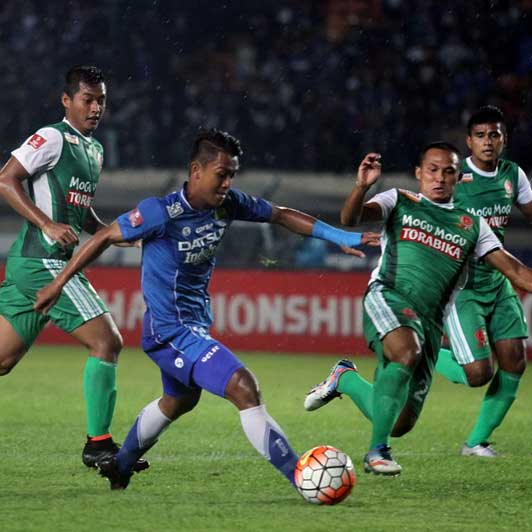 Bulao_ID's tweet photo. Stadion Si Jalak Harupat Kabupaten Bandung, 9 Desember 2016
#FebriHariyadi dikepung tiga pemain #PSTNI pada pertandingan lanjutan ISC 2016.
Dalam pertandingan ini, #Bow mencetak satu dari empat gol kemenangan #Persib atas PS TNI.
Foto: https://t.co/fJqYWgnvxF https://t.co/I4SlZP5A58