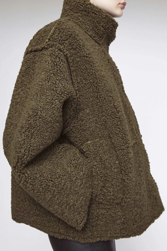 INTRODUCING: Stand Studio

Scandinavian simplicity. An easy, cozy and practical addition to your winter uniform. 
 
Discover more:
shopidun.com/collections/st…