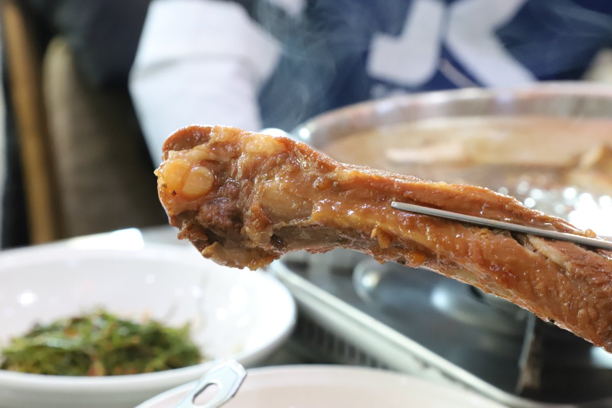 Topgochang's tweet photo. 오늘 점심은 여기 어때요?

겨울철 고창에서 즐기기 좋은 
쪽갈비, 백합요리 전문점 #본가

이럴 떄일수록 잘 챙겨 먹어야 해요!
#staystrong☺
.
.
#고창 #고창맛집 #고창밥상 #한반도첫수도밥상
#맛집찜해놓기 #사회적거리두기 #코로나끝나면
#고창여행 #랜선여행 #백합요리 #쪽갈비 https://t.co/E9XE0drGNN