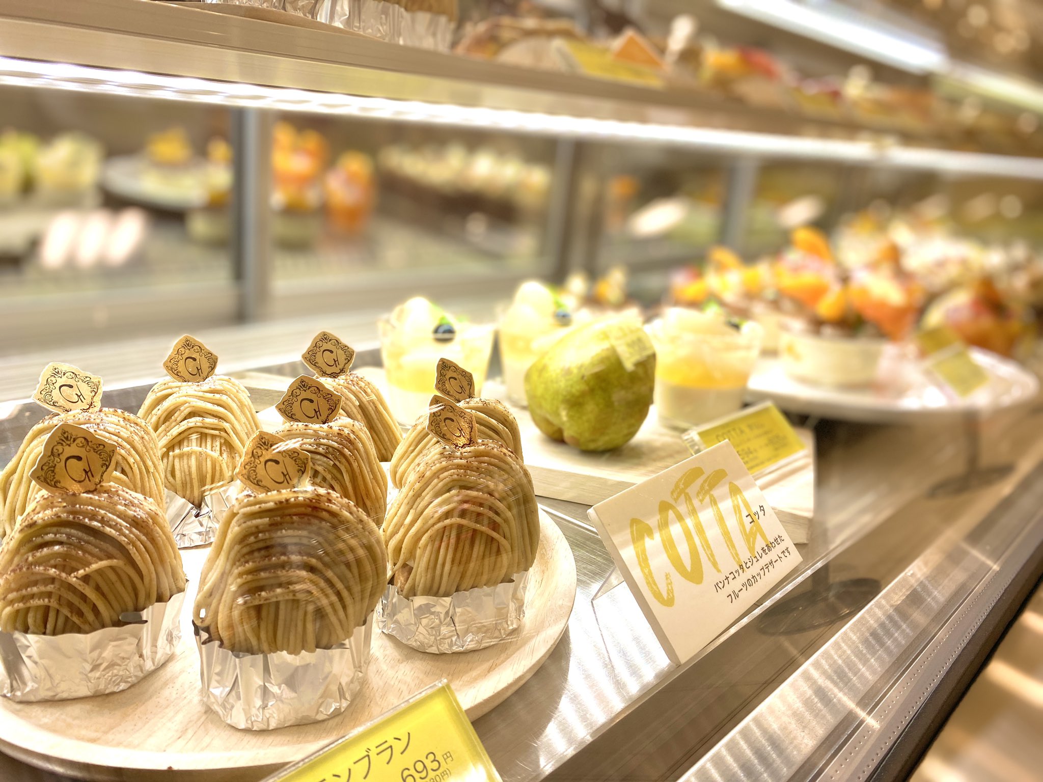 たねや クラブハリエ 草津近鉄店のケーキケース Fruit Boxの名の通り旬のフルーツたっぷり とびきりキラキラしています 今は栗 りんご 洋梨が中心です T Co Pihlx6ouyu Twitter