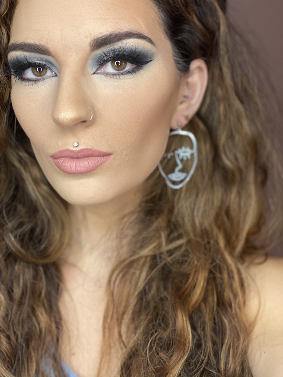 Micaelaaa123's tweet image. okay i was trying to take these w the back camera for better quality and i didn’t know it was this zoomed it lmao but i’m kinda vibing w how well it shows my makeup so.. POSTING