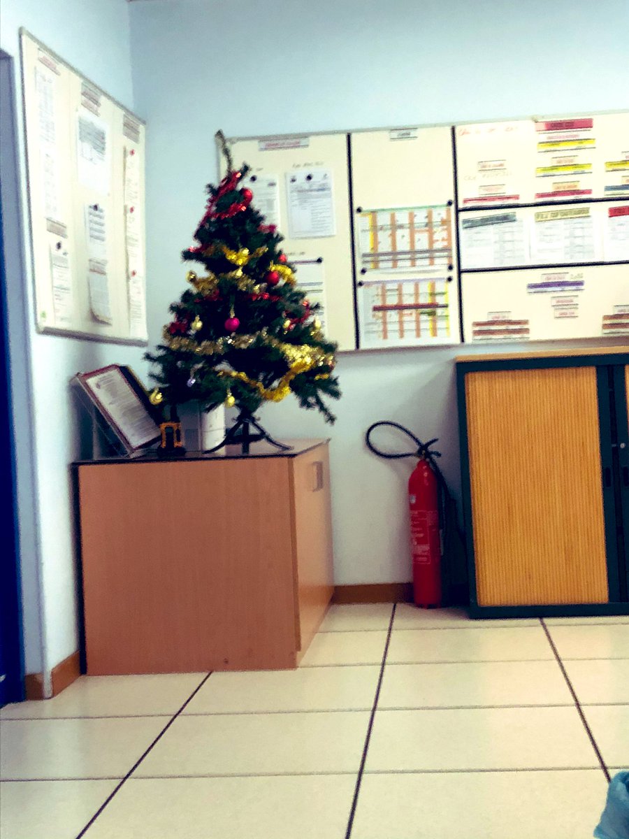 Luneauvincent's tweet photo. Installation des décorations de #Noel au sein du #CTA_CODIS des @pompiers36 !
Le #18☎️ n’est pas pour autant le numéro à faire pour joindre le #PèreNoël🎅🏼 😉
#sapeurspompiers https://t.co/vKwybzFa27