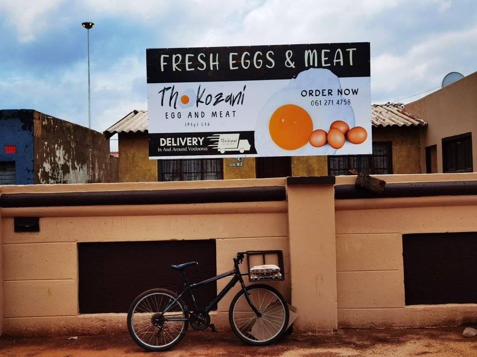 _InspiredPeople's tweet photo. Meet Thokozani Sibeko, owner of Thokozani Egg and Meat Production from Vosloorus. He is an aspiring poultry farmer currently selling eggs to raise capital. He does door to door sales, sells at ranks and schools. His goal is to encourage youth entrepreneurship amongst the youth. https://t.co/43bSQcFlTy