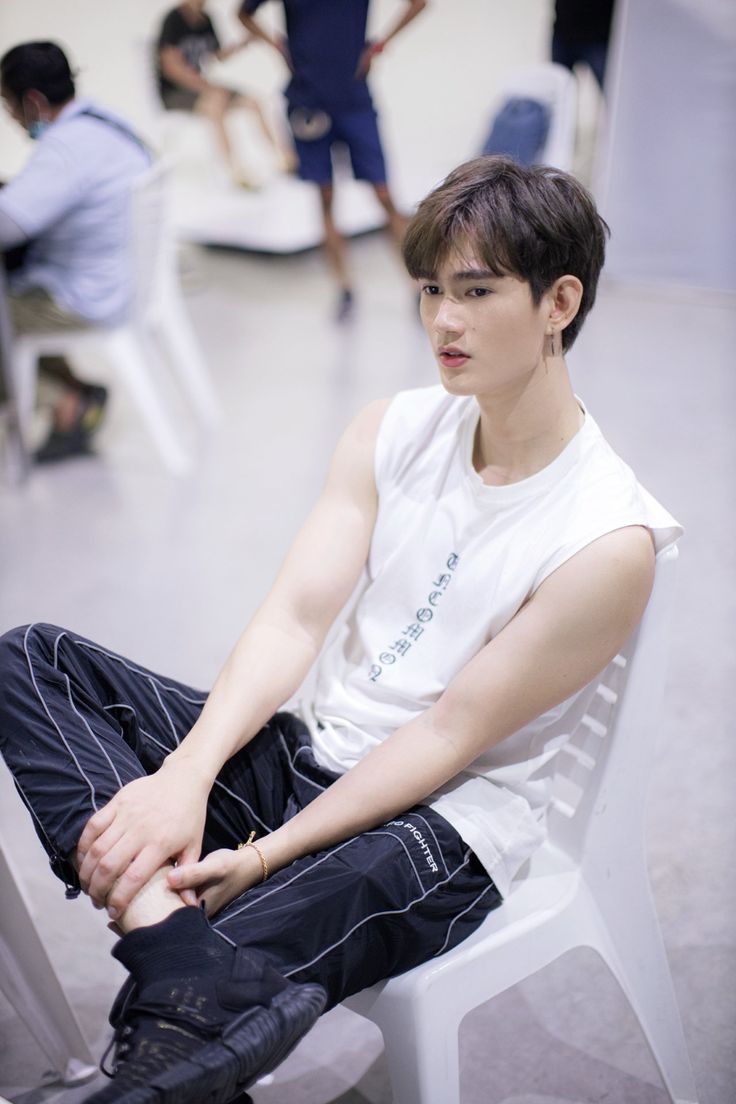 Dic. 08
Koh Samui;

—Luego de que kwan y su familia se instalaran en el hotel lleva a su hermano <a href="/minsngbxy/">Lee Arthit</a> y a su cuñado a comer comida típica de la isla. Mientras comían publica en instagram una foto que le tomó su hermano minutos antes. —

"Es tan triste cuando estás ocupado."