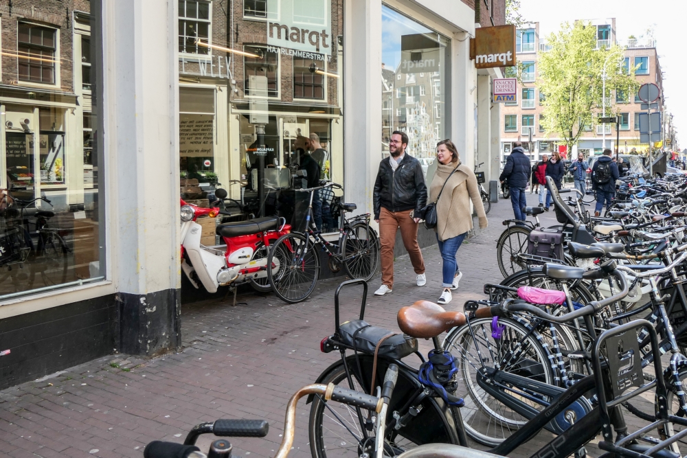 Duurzaam winkelen in de Haarlemmerstraat! 🎁 <a href="/StoereVrouwen/">StoereVrouwen</a> en <a href="/urgenda/">@urgenda.bsky.social</a> vragen winkeliers om de deur zoveel mogelijk dicht te houden. Hiermee besparen ondernemers gemiddeld maar liefst 40% op hun stookkosten en stoten ze minder CO2 uit. lichtuitdeurdicht.nl/nieuws/oproep-…