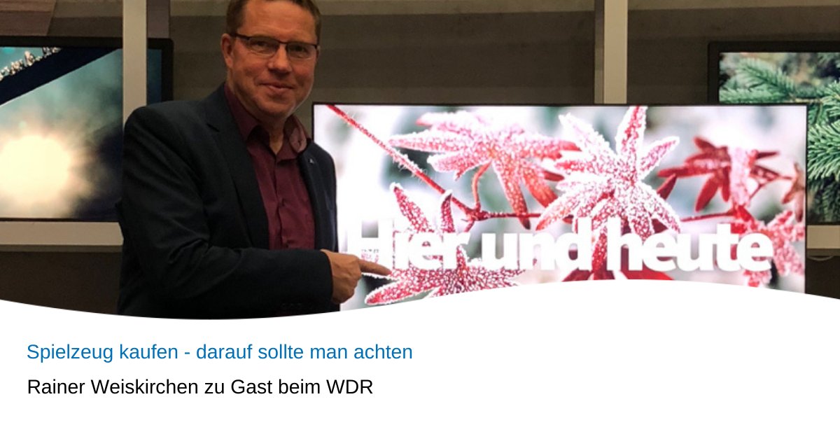 tuvcom_presse's tweet photo. 🎁 Ob Teddys, Eisenbahnen oder Gummibälle – #Weihnachten verschenken wir jede Menge #Spielzeug. ❗ Worauf man beim Kauf achten sollte, das erklärt #TÜV Rheinland Experte @RainerWeiskirch bei der Sendung Hier und Heute im @WDR. ➡️ Zur Sendung:  https://t.co/O4uWKUjO0t #TRhub https://t.co/om7J9TrBQZ
