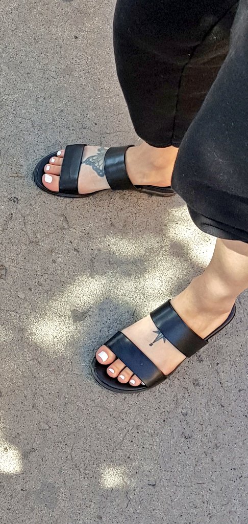 PiesitosL's tweet photo. En la sala de espera🥵😍🔥🔥.#feet #feetlovers #feetadict #fetishfashion #feetlovers #feetpics #sandals #barefoot #teenfeet #girlsfeet #pies #voyeur #milf #toes #sandals #milffeet #teen #fetiche #feetfetish https://t.co/pHg8aaUc01 https://t.co/NHfgiPHmDK