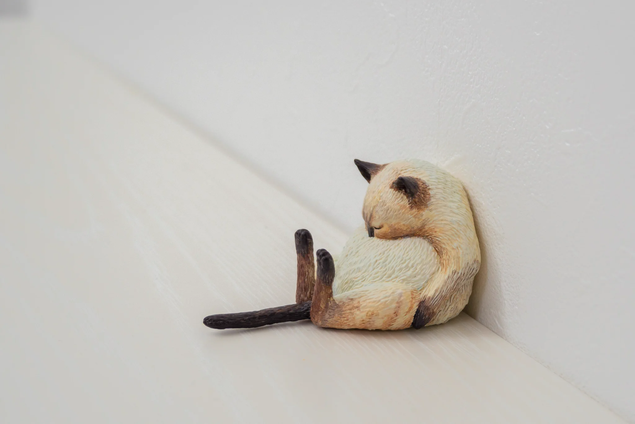 これは欲しい！お腹を枕にして眠る猫の作品が可愛すぎる！！