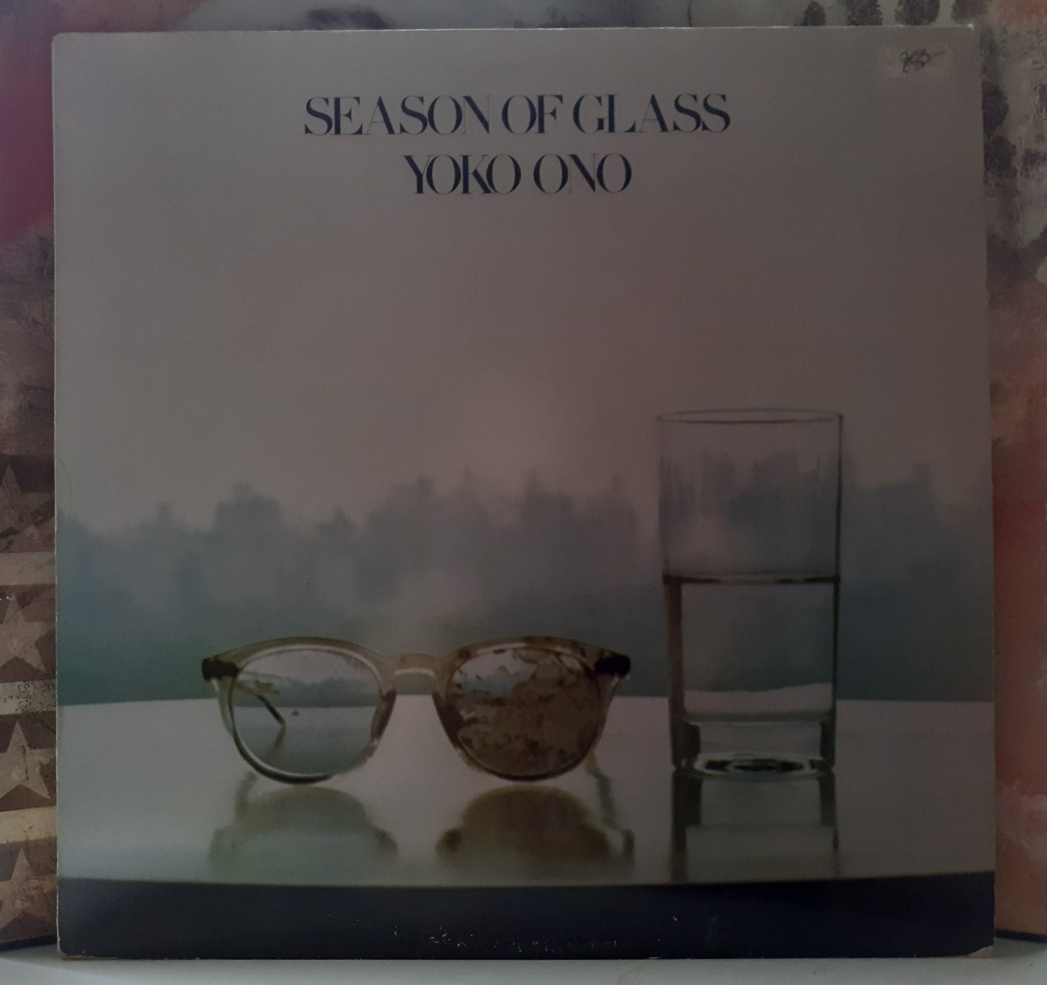 Alberto Marchena Jr. on Twitter: "#YokoOno guardó gafas ensangrentadas del día del de John Lennon y las utilizó para la portada de su disco Season of Glass del 81. Acompañadas