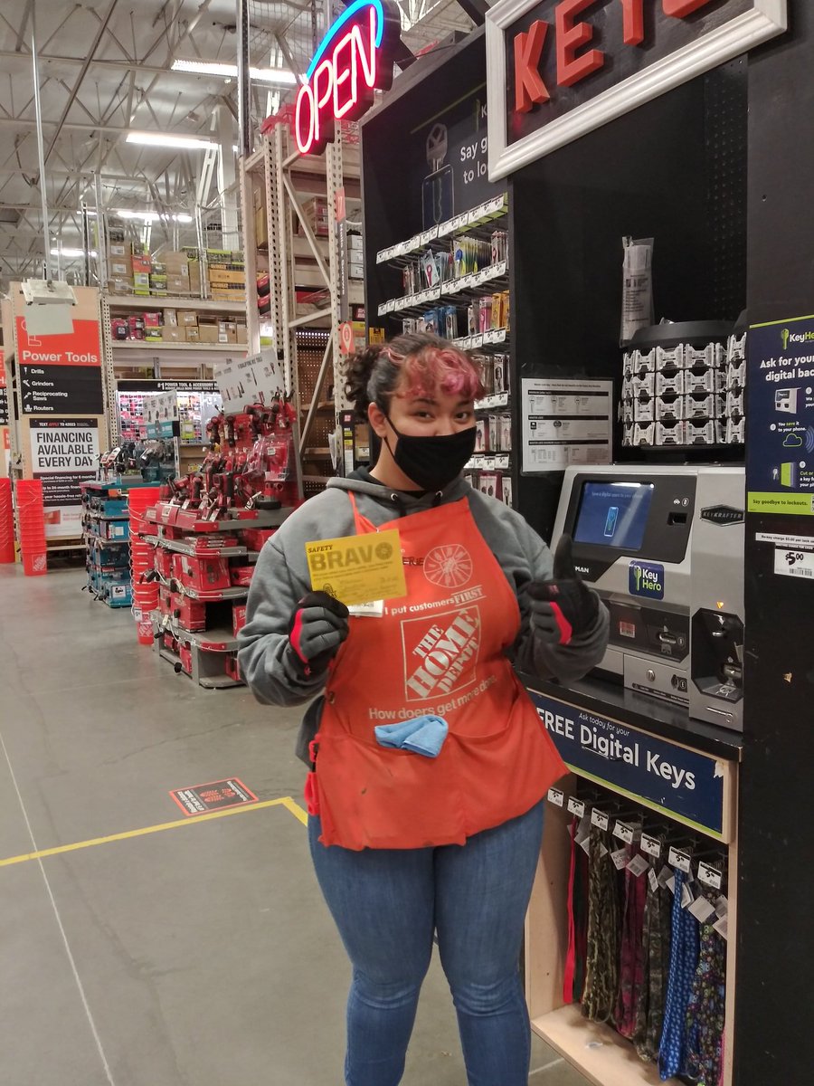 Bravo for Safety Malerie. Gear up helping a customer! Way to go!!.. #6946DreamTeam