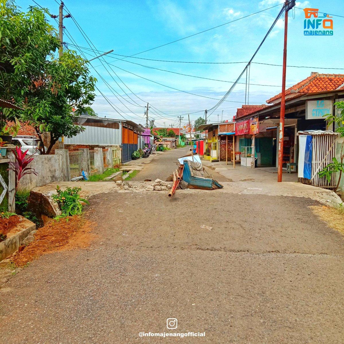 FYI : Jembatan rusak di Jl Flamboyan tidak bisa di lalui kendaraan roda 4 atau sejenisnya,hanya bisa di lalui kendaraan roda 2 saja.
Jl Flamboyan menghubungkan Jl Kapten Suyono Desa Mulyasari dan Jl Nusa Indah Desa Mulyasari

#InfoMajenang #Majenang