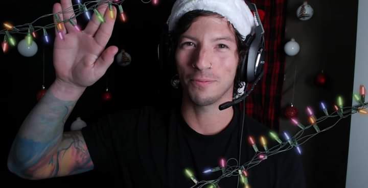 MonseMarin13's tweet photo. #TylerChristmasParty #twentyonepilots #ChristmasSavesTheYear #TylerJoseph #JoshDun #Jenna #Debby https://t.co/ONaAA1bMuo