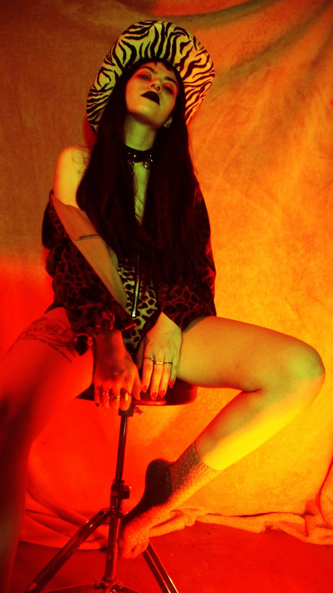 typebnegative1's tweet photo. Thighs https://t.co/bV1hwcM1aT