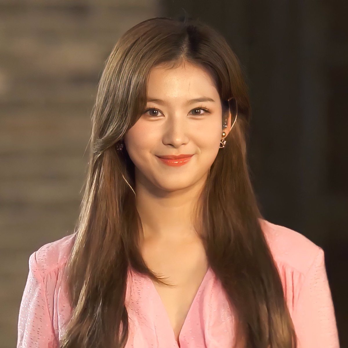 damsunjungsaida's tweet photo. #SAIDA AU: Your Kids Love Me

Dahyun came in late one morning, seeing her office in a mess, and the culprits? Her assistant—Sana’s two sons coloring the furniture with permanent markers.

“What the actual f—“ She mumbled, eyes widened, temperature rising. “Who are these boys?!” https://t.co/TD440spUer