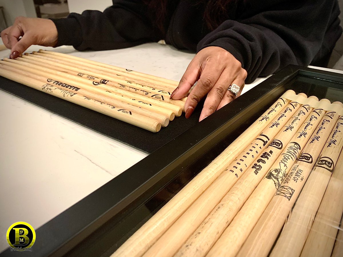 BrianFrasierM's tweet image. Brandi Williams-Moore always getting me right! 🌹❤️ Thank you beautiful! ! #bfmsignaturesticks #shadowboxframe #diy @vaterdrumsticks #bfmworld #bfmworldinc