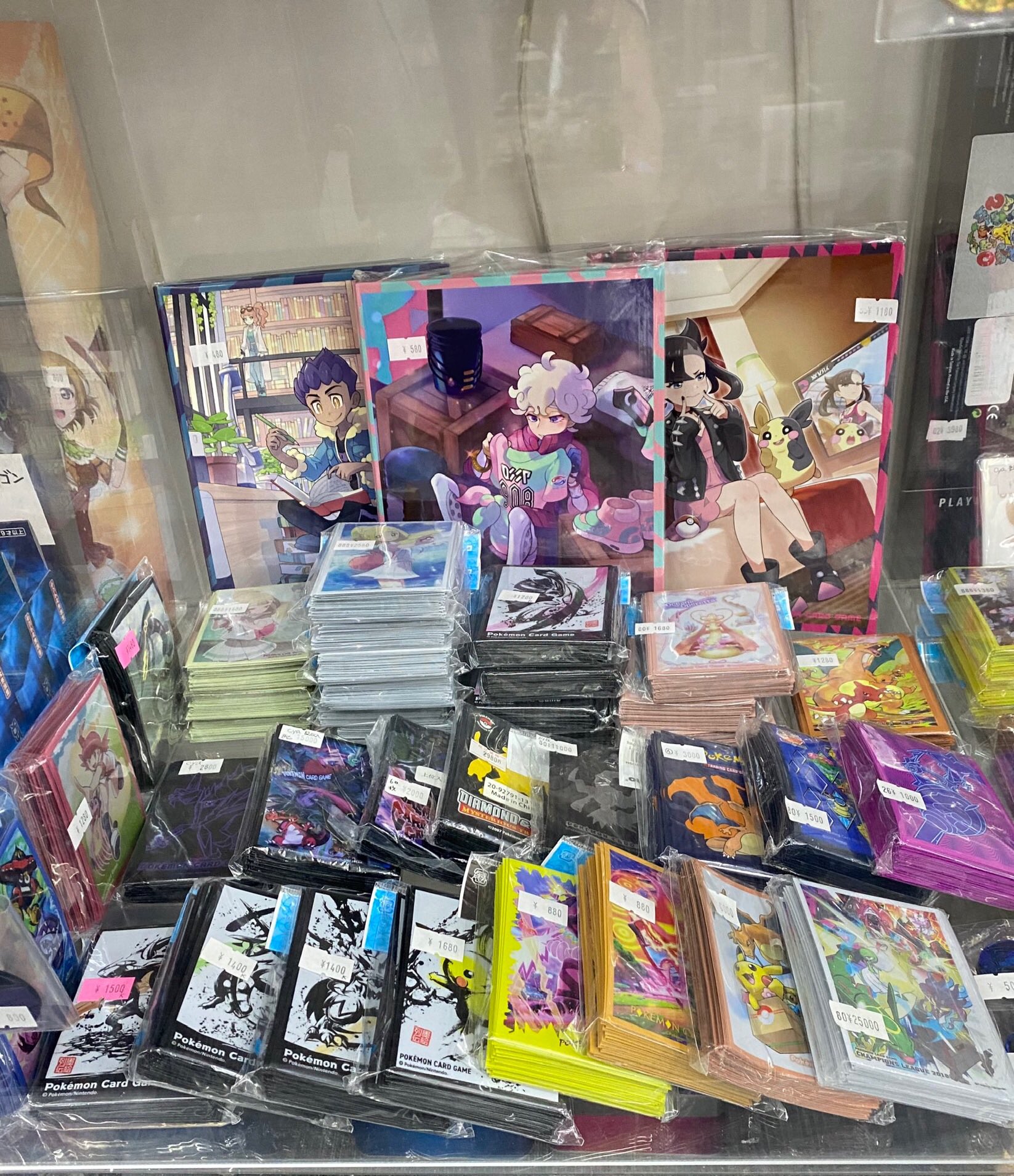 秋葉原チェルモ Cherumoakiba ポケモンカード サプライ入荷状況5 がんばリーリエ スリーブ 2 580円 リーリエ祭壇での儀式 1 480円 ウルプロリザードンスリーブ 3 000円 マリィカードバインダー 1 180円 ピカチュウ墨絵列伝 1 680円 通販も行なっております