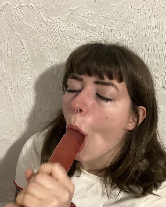 clip going up tomorrow ❤️ hope ya guys like spit https://t.co/4zWH92v7Uv