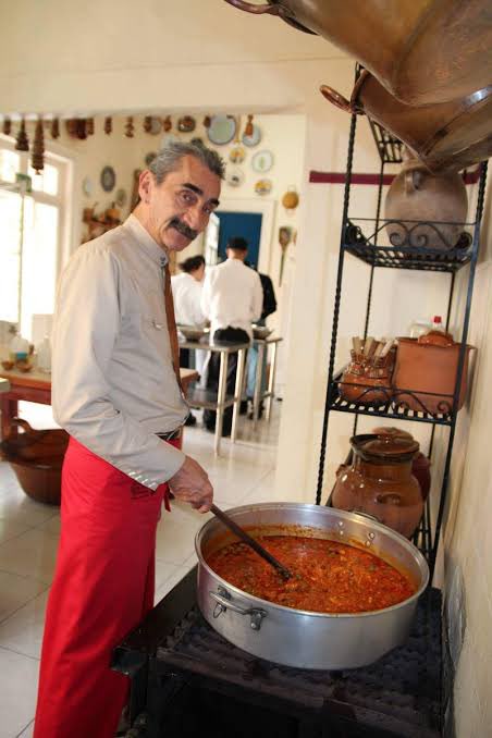 Tristemente nos sumamos a la pena por la partida del gran Maestro de la Cocina Mexicana Yuri de Gortari Krauss. Querido miembro de nuestro Consejo Editorial a quien siempre recordaremos por su gran pasión por la culinaria nacional. Descanse en paz.