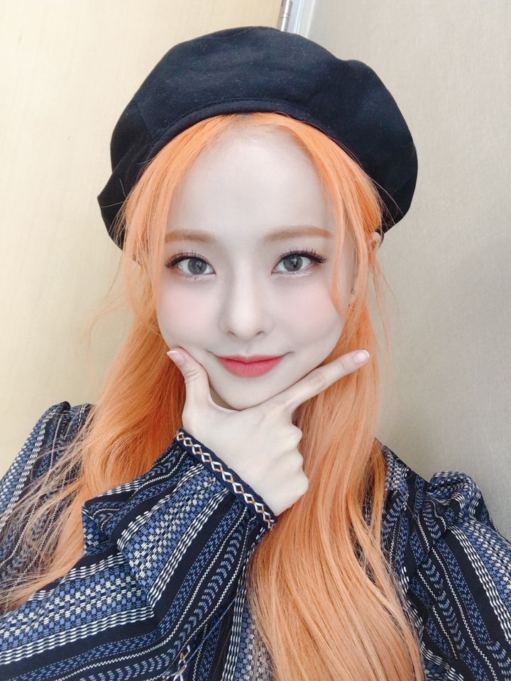 loona_the_trans's tweet photo. [和訳] #HappyViviDay
#LOONA ビビからOrbitへ手紙 https://t.co/34lqh6Aoz7
