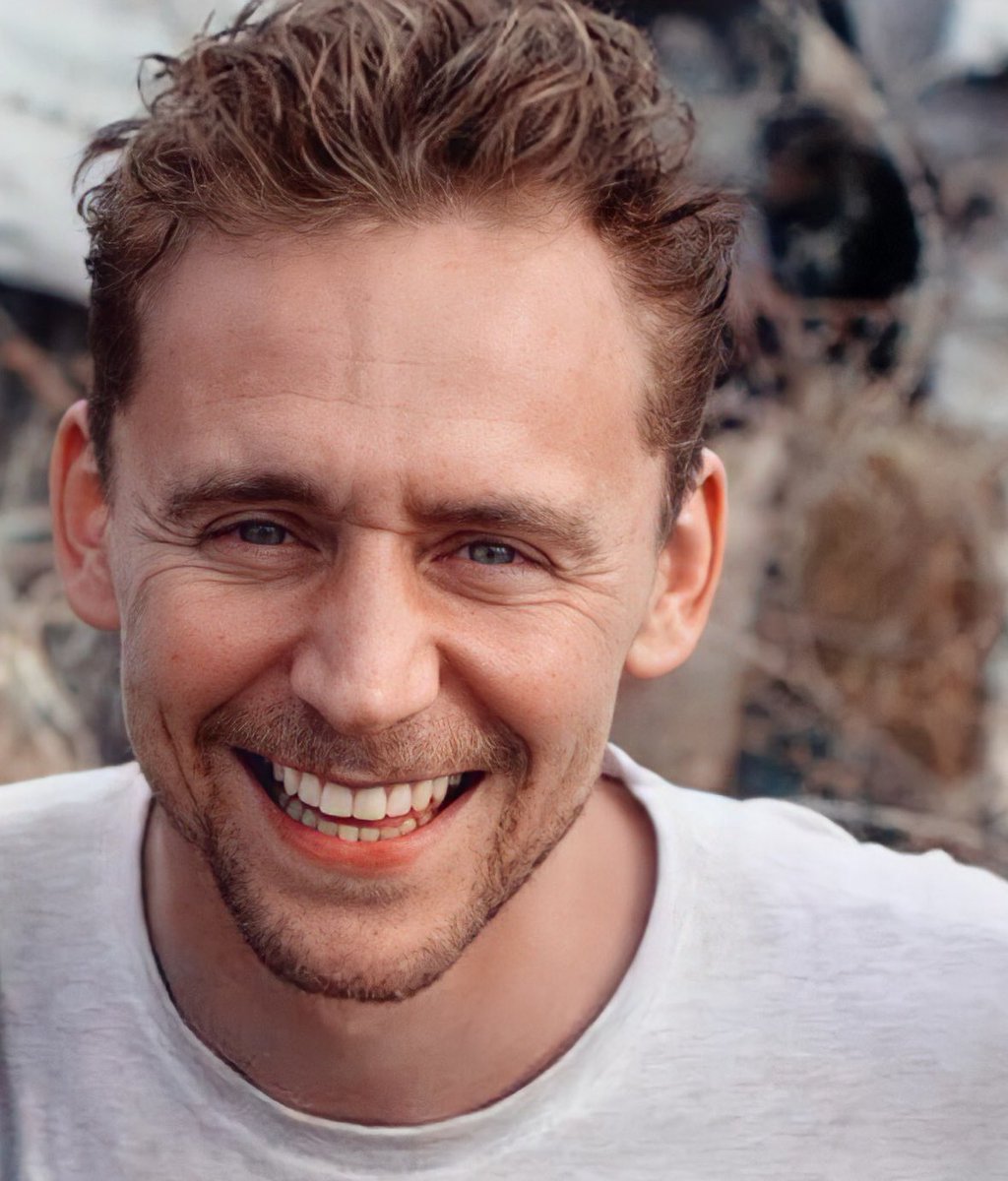 HiddlesPage_'s tweet photo. 😄#TomHiddleston https://t.co/VoSmjLQGtC