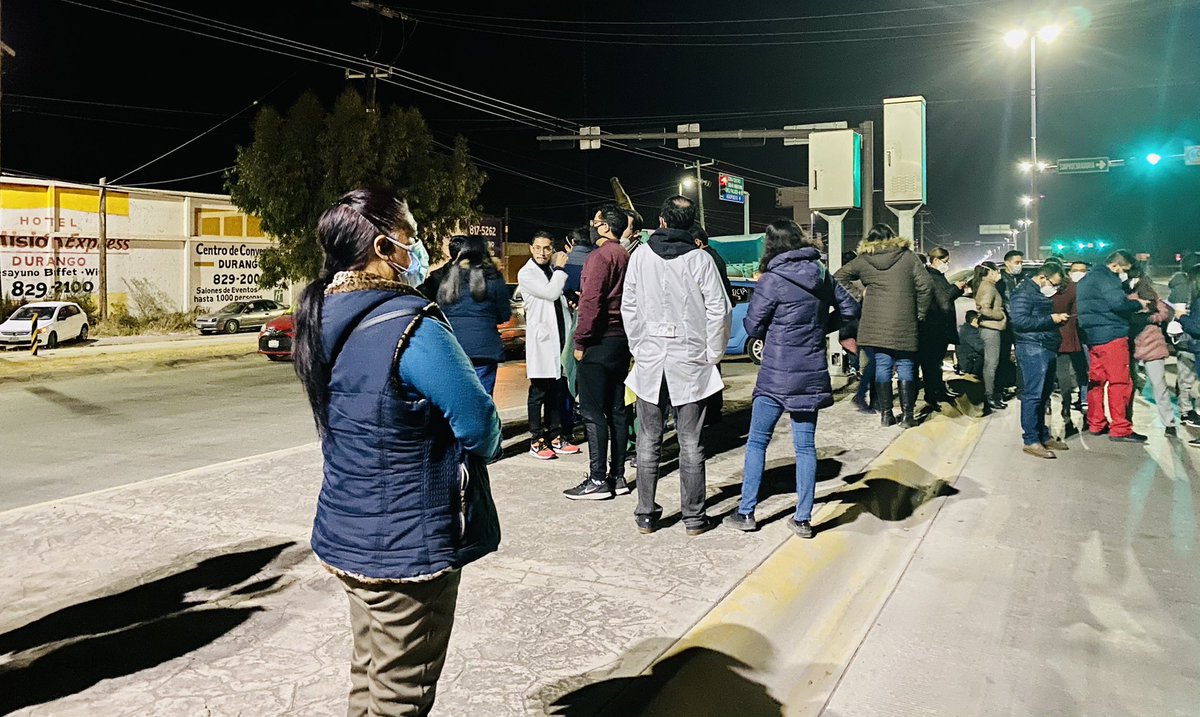 RubenCardenas10's tweet photo. En el bloqueo del bulevard Francisco Villa, debido a la detención arbitraria de la doctora Azucena Calvillo, ya hay personal médico que debería estar atendiendo en áreas COVID-19. Mañana se unirían más médicos al paro, lo cual acrecentaría la crisis sanitaria. https://t.co/9MvsskVXfq