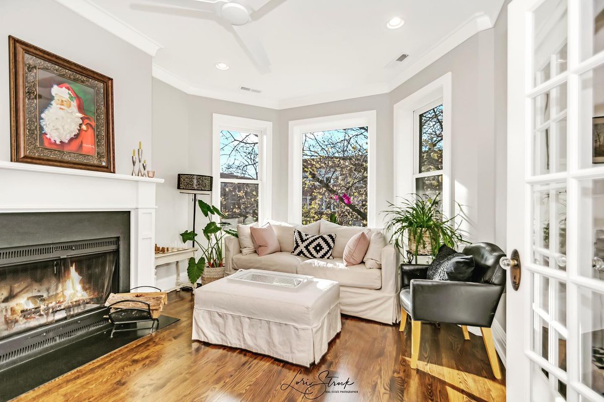 FollynBuilders's tweet photo. Front of the building, second floor. A private sitting room for the home office.
.
Seriously.
.
Before we all knew we’d be home working and schooling and generally living, this wise homeowner carved out a space just for herself.
.
Genius.
.
.
.
.
.
.
.
.
.
.
.
Project: #andersonv https://t.co/bbagZLuTBV