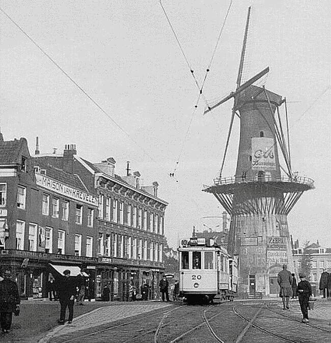 Het Oostplein met molen de noord. 1935