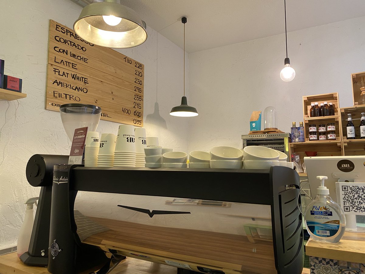 vanesacarro_'s tweet photo. Lugares que enamoran por dentro y por fuera 🥰
#madrid #aromaandbread https://t.co/ys9DMLz0RC