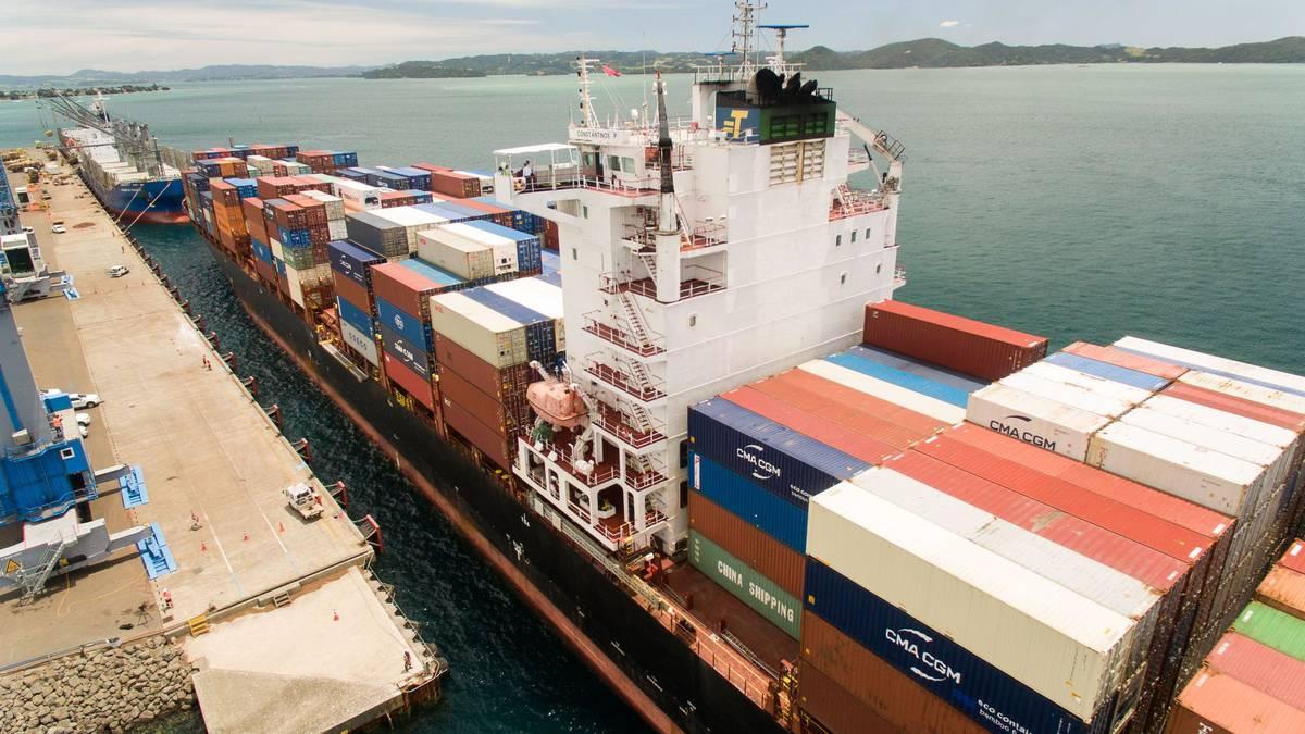 nzherald's tweet photo. Trucks to clog SH1: Nearly 1200 containers headed for Auckland, motorists urged to take care  https://t.co/kIThQamWyd https://t.co/LCVhYvtCJ8