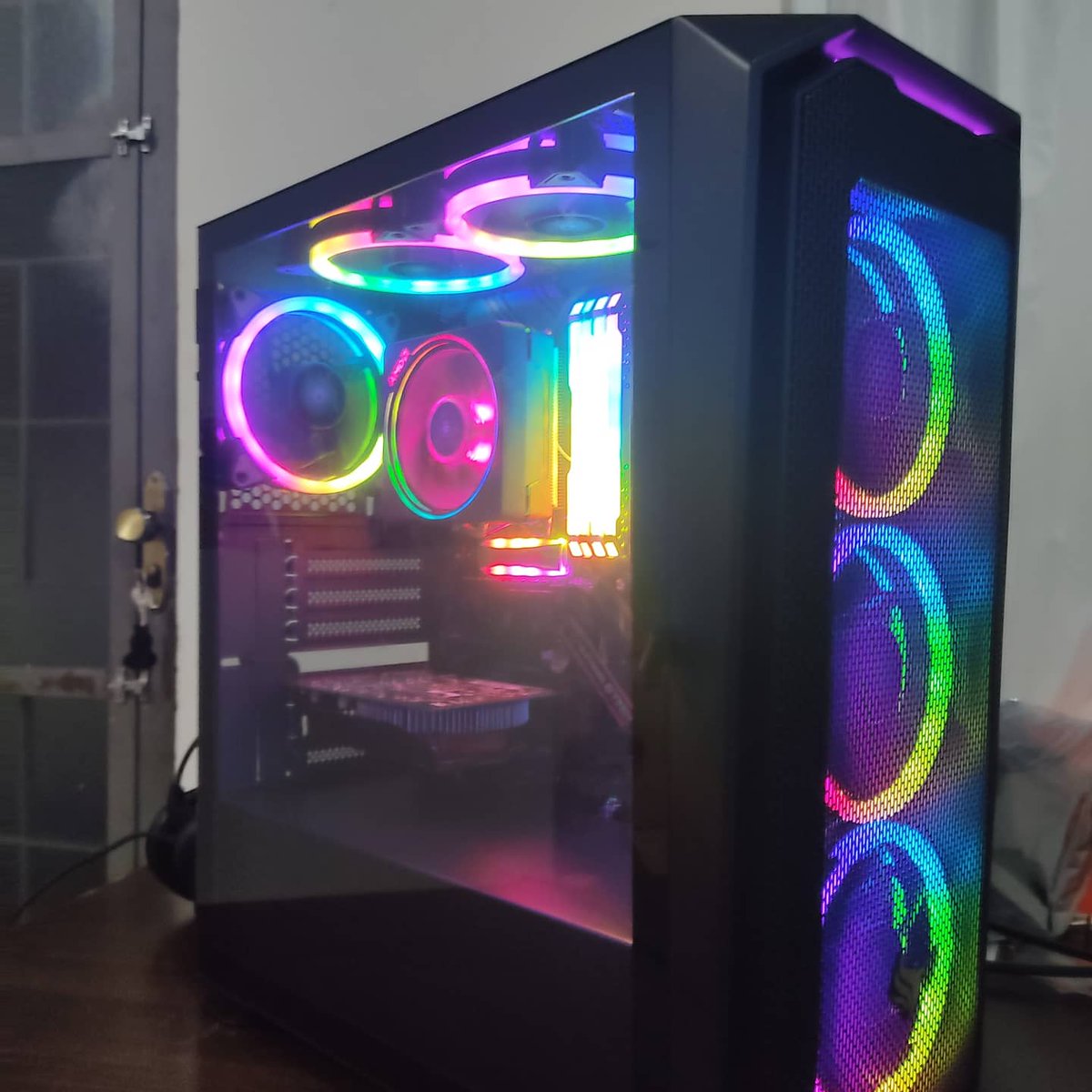 GodzilaJr's tweet photo. Após horas de montagem e organização...
The GoD PC tá ON!!! 🤩🥳

Obrigado a todo mundo que acompanhou essa saga.. amo vcs! 💜🦕 https://t.co/agJggekbxi