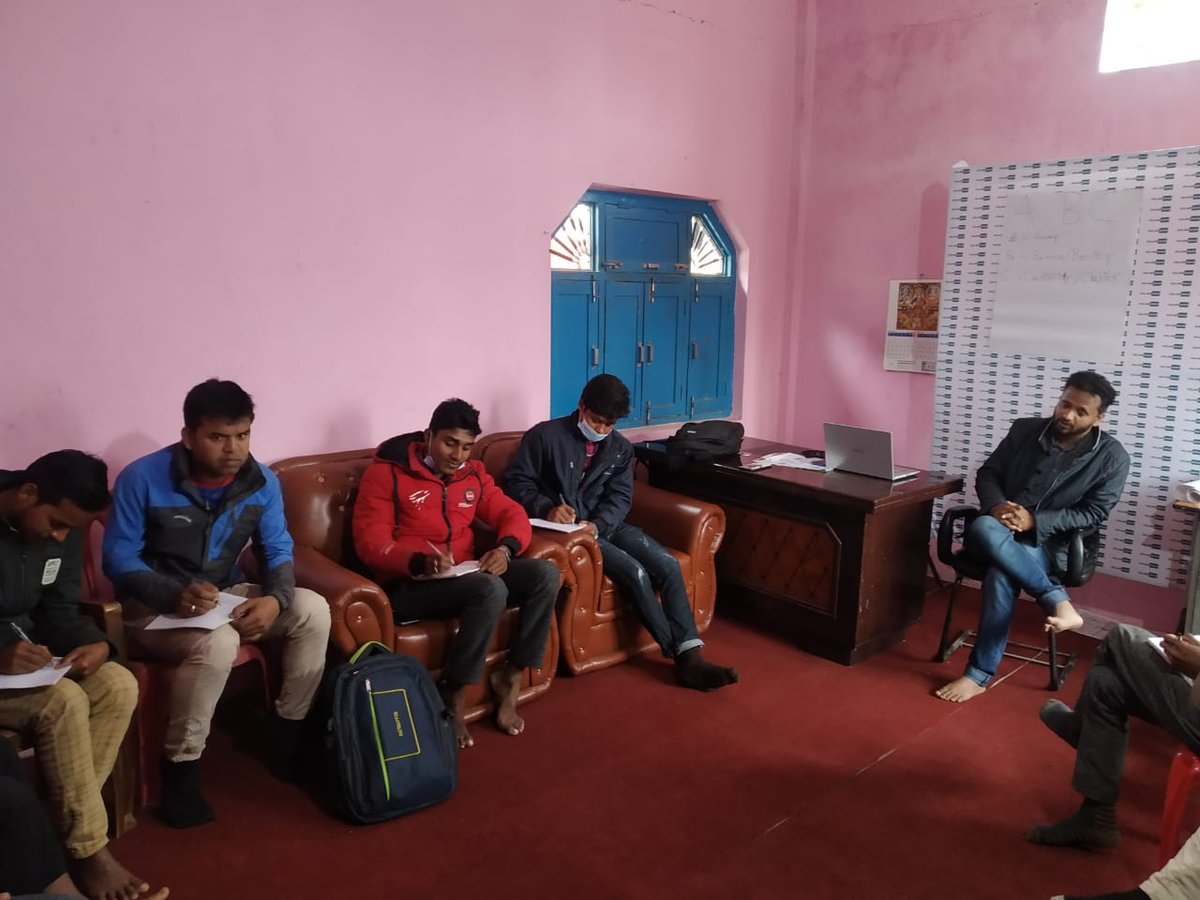 bpsah91's tweet photo. धनुषा, महोत्तरी र सर्लाहीका १५ जनाभन्दा बढी विद्यार्थीका साथ आधारभूत पत्रकारिता तालिमको सुरुवात आजबाट हुलाकी न्यूजको जनकपुरधाम कार्यालयमा सुरु भयो। स्थान अभावका कारण इच्छुक सबै विद्यार्थीलाई सहभागी गराउन सकिएन।
#basicjournalism #MediaTraining #Newmedia https://t.co/p7xLESPI0s