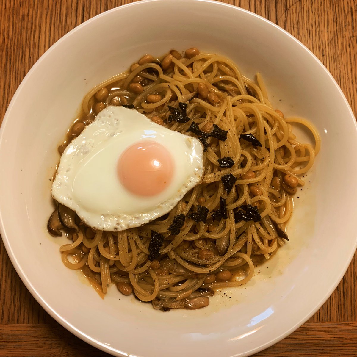 竹井亮介 V Twitter 期限がヤバめの納豆があったので パスタに ふと思いつきでカレー粉入れてみたら 美味しかったー 以前カレーに納豆をトッピングすることを勧めてくれた片桐仁氏のおかげです ありがとう 仁くん