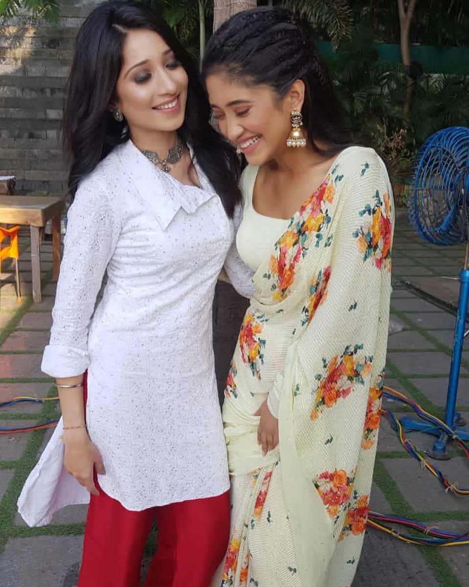 TeamShivangiJ's tweet photo. {PICS} Shivangi and Vrushika bond over dance 😍 
#ShivangiJoshi #Naira #YRKKH #YehRishtaKyaKehlataHai https://t.co/iSsMOjVw3b