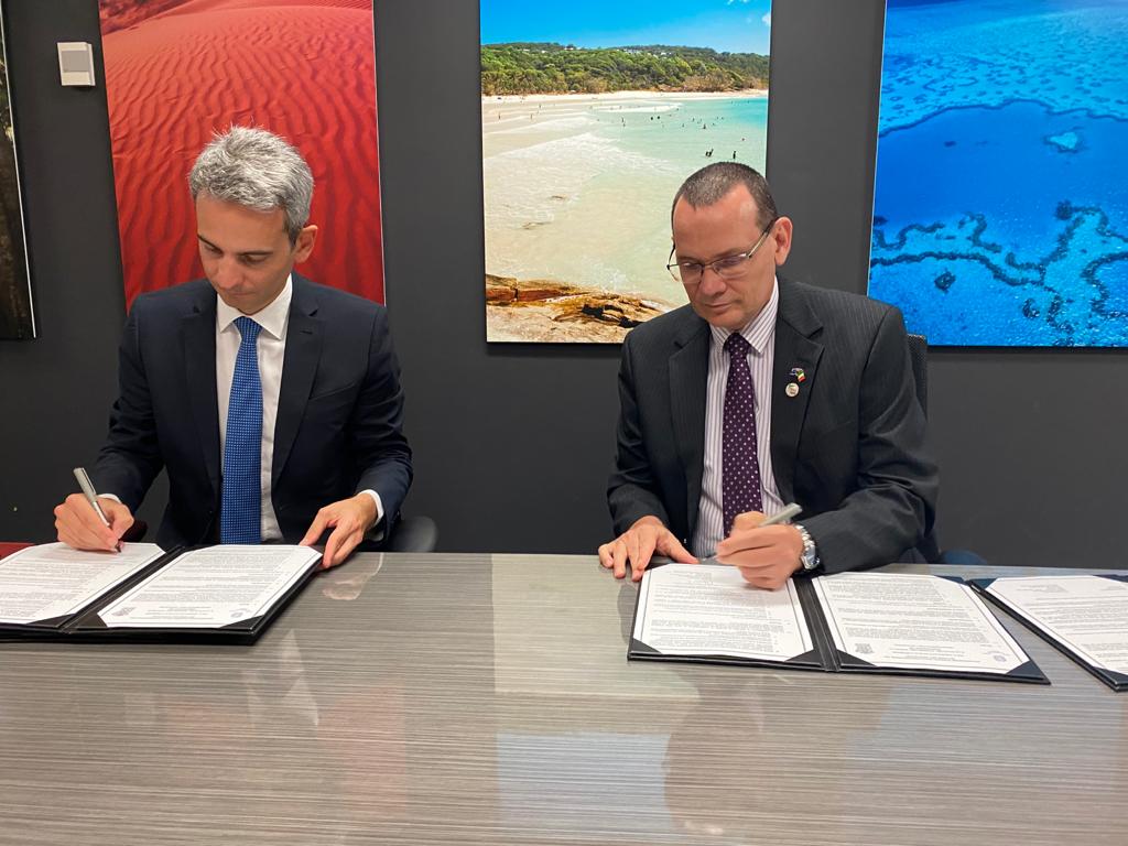 ItalyinBrisbane's tweet photo. Signature of a Statement of Understanding on education cooperation with @QLDEducation Supporting Italian language and culture and students exchange https://t.co/n5f4bvySaj
Firmata oggi #Intesa nel settore dell'#Istruzione tra #Consolato e #Queensland https://t.co/k0B6jiejqU https://t.co/2RdenTvh19
