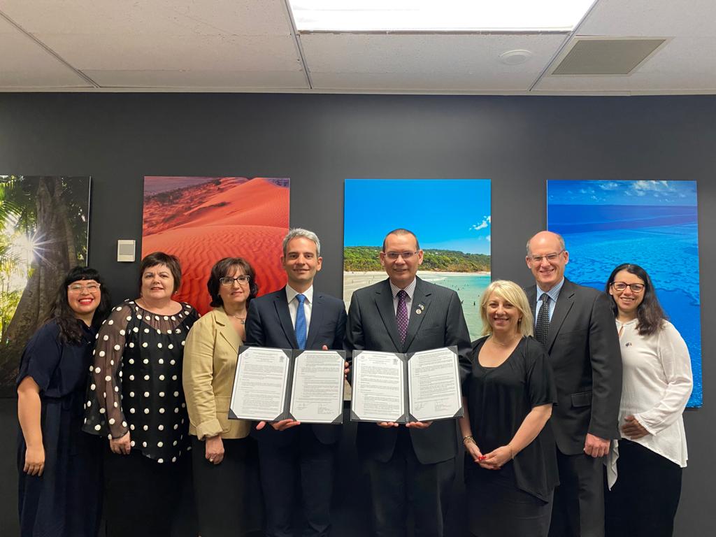 ItalyinBrisbane's tweet photo. Signature of a Statement of Understanding on education cooperation with @QLDEducation Supporting Italian language and culture and students exchange https://t.co/n5f4bvySaj
Firmata oggi #Intesa nel settore dell'#Istruzione tra #Consolato e #Queensland https://t.co/k0B6jiejqU https://t.co/2RdenTvh19