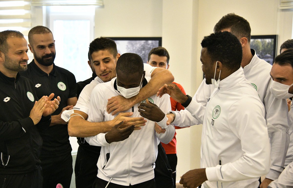 Günaydın Büyük Konyaspor Ailesi! ✊🏿✊🏻

#NOTORACISM #Respect