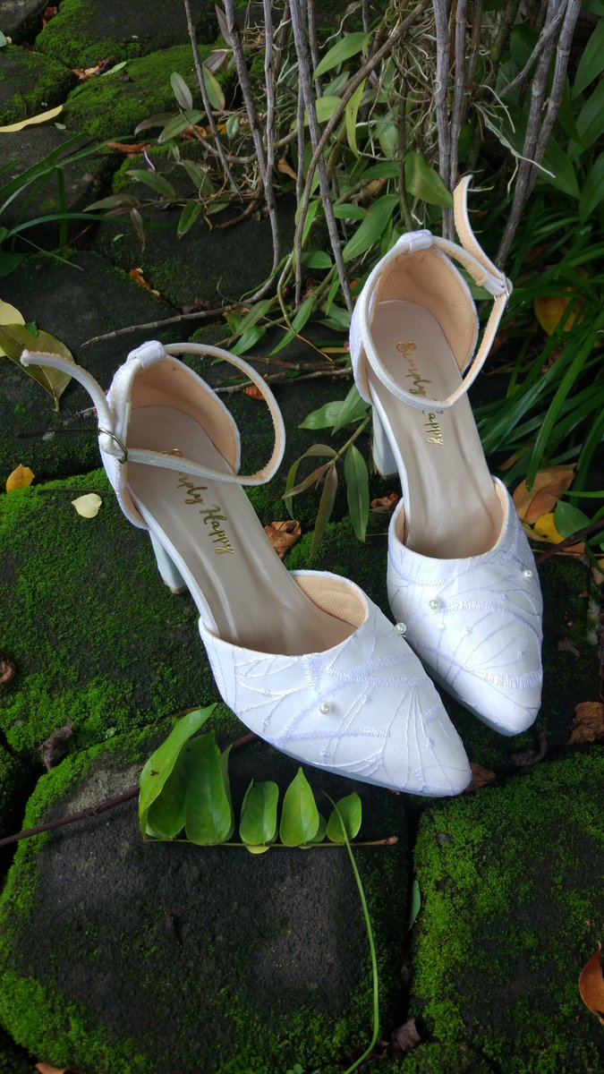 zellaHAHA's tweet photo. @_doraredre @tritolshopmurah Halo kak, siapa tau followernya mencari wedding shoes handmade, yang simpel tapi manis 😊 
Bole mampir ke IG : simplyhappyweddingshoes ❤
Pengiriman dari Magelang, Jateng. 
Terimakasih 😍 https://t.co/n52R63CPa0