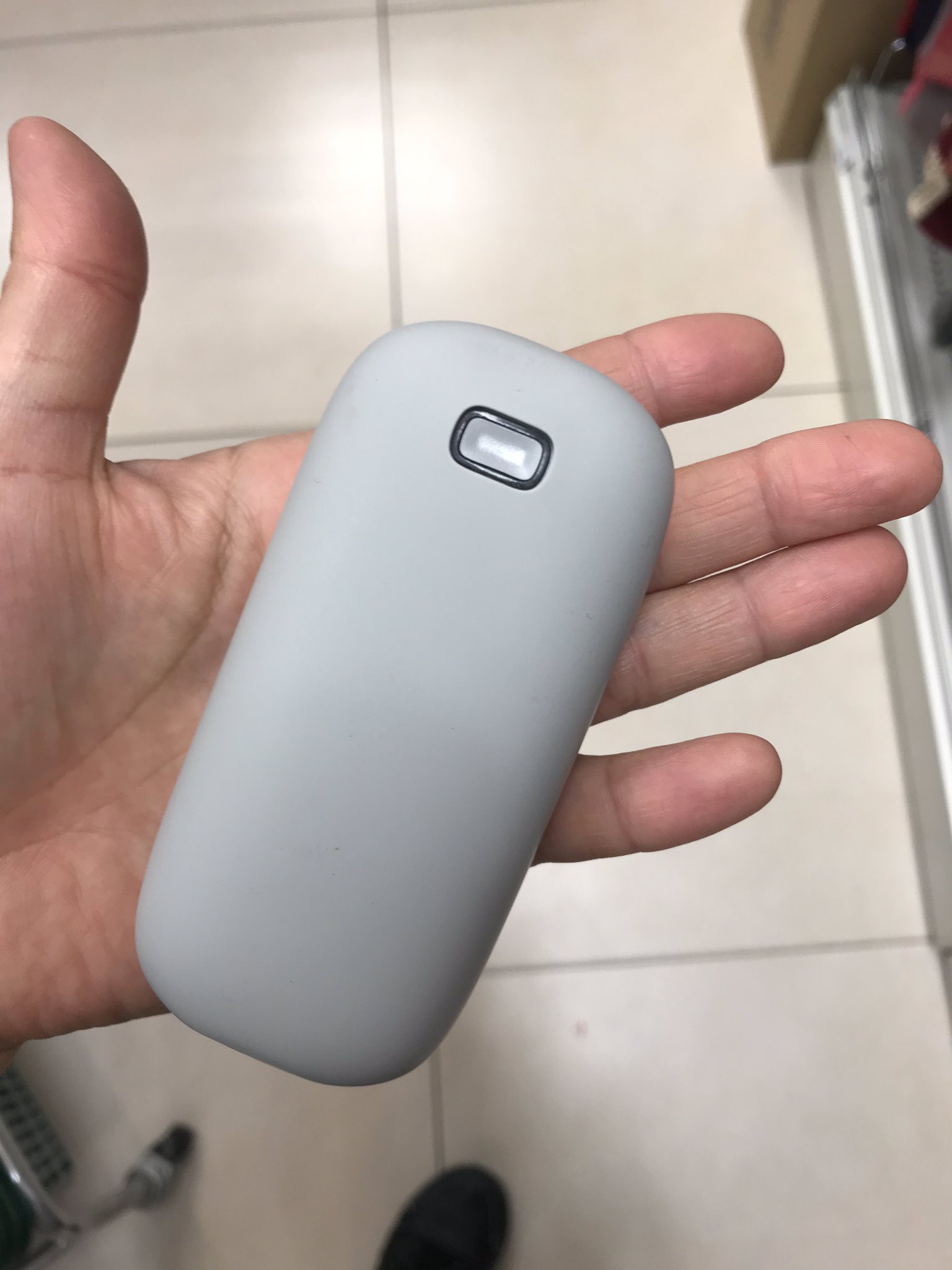 東急ハンズ渋谷店 モバイルバッテリー 充電器にもなるカイロです 持ち歩いている時は温かく スマホの充電がなくなったら充電器にもなる優れモノ 繰り返し使える充電式カイロ マカロン 3 014円 税込 ハンズ渋谷 4aフロア もん T