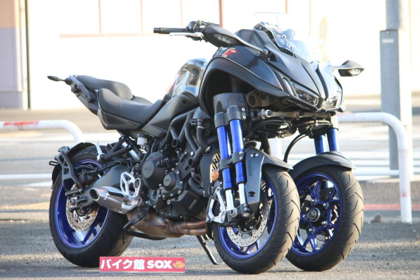 SOX68519364's tweet photo. ついにバイク館SOX大泉店にも #ヤマハ の #NIKEN が入荷しました！

初めて実車を見ましたが
やっぱり大きいですね！
安定感もかなり良さそうです！
（ちなみに自立はしません）

試乗は出来ませんが、跨ることは可能です！
エンジンも掛けられますので
ご興味ある方はお問い合わせ下さい！ https://t.co/lHndUIQrYe