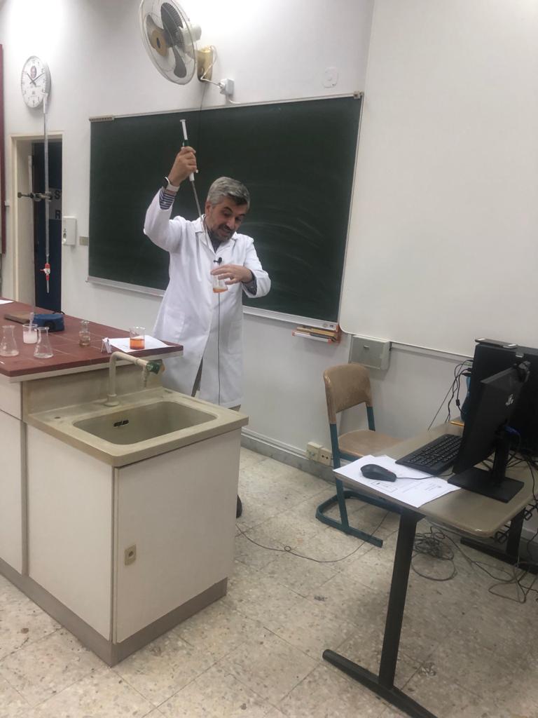 ChemistryRHHS's tweet photo. SE3 LS students recognize the importance of titration to track the variation of concentrations of a reacting mixture for a kinetic study; an online experiment. https://t.co/idXCLYxlCg