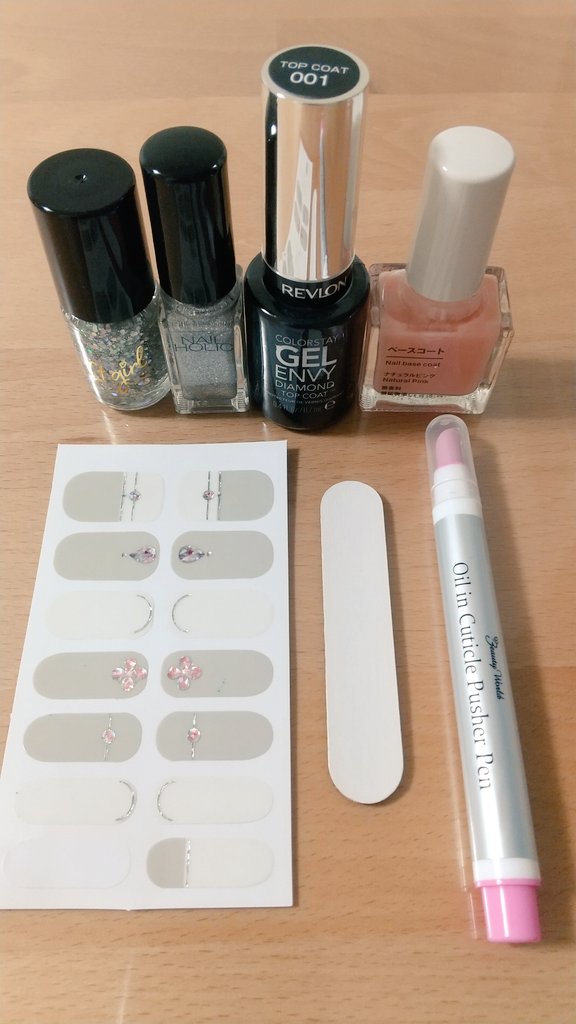 ひらかな ジェルネイルシール貼るときは 無印良品のピンクのベースコート塗ってから貼って 爪が透けて見えるデザインのときは2度塗り レブロンのトップコートで仕上げてる たまにポリッシュでラメ足したり 甘皮処理はプッシャーペンが便利 T Co ひらかな ジェルネイルシール貼るときは 無印良品のピンクのベースコート塗ってから貼って 爪が透けて見えるデザインのときは2度塗り レブロンのトップコートで仕上げてる たまにポリッシュでラメ足したり 甘皮処理はプッシャーペンが便利 T Co