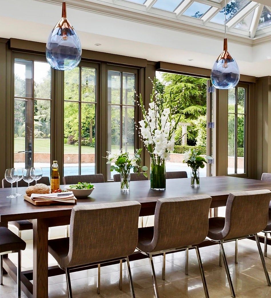 How lovely do our Blue Copper Lute Pendants look in this modern dining space? We love the juxtaposition the pop of colour gives within this minimalistic design palette 💙  pendalier.co.uk/product/lute-p…