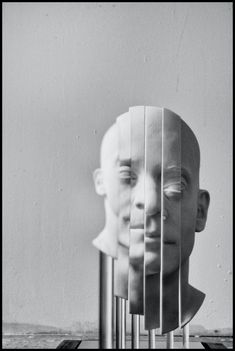 Titik waktu pemisah antara "tidak ada apa pun" dan awal ledakan Big Bang yang akhirnya menghasilkan apa itu "ada" adalah terminologi "singularitas" itu dimaknai.Sementara, singularitas teknologi adalah titik waktu antara menyatunya biologi dan hukum fisika.