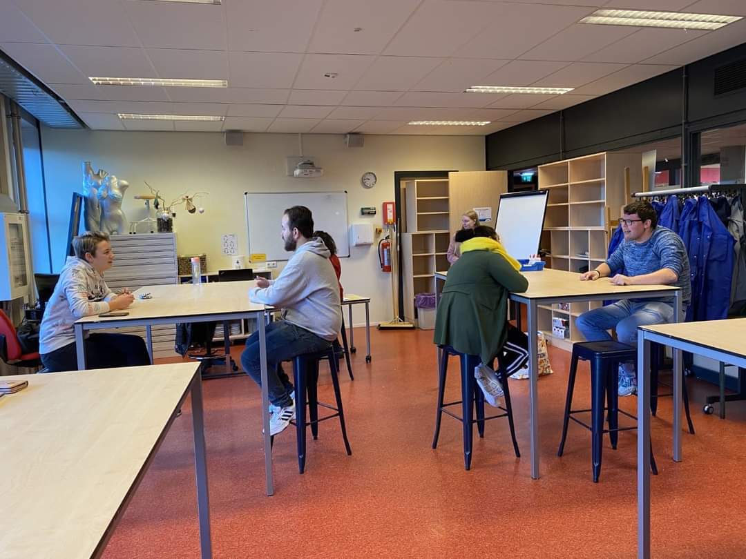 We hebben gisteren speeddate gedaan met de studenten van maatschappelijke zorg. 

Ze gingen met de Ervaringsdeskundigen in gesprek. Ze hebben vragen bedacht waar ze ons beter leren kennen. waar we het over hebben en dat moest ze het onthouden.

Meer via bit.ly/3gv6FPE