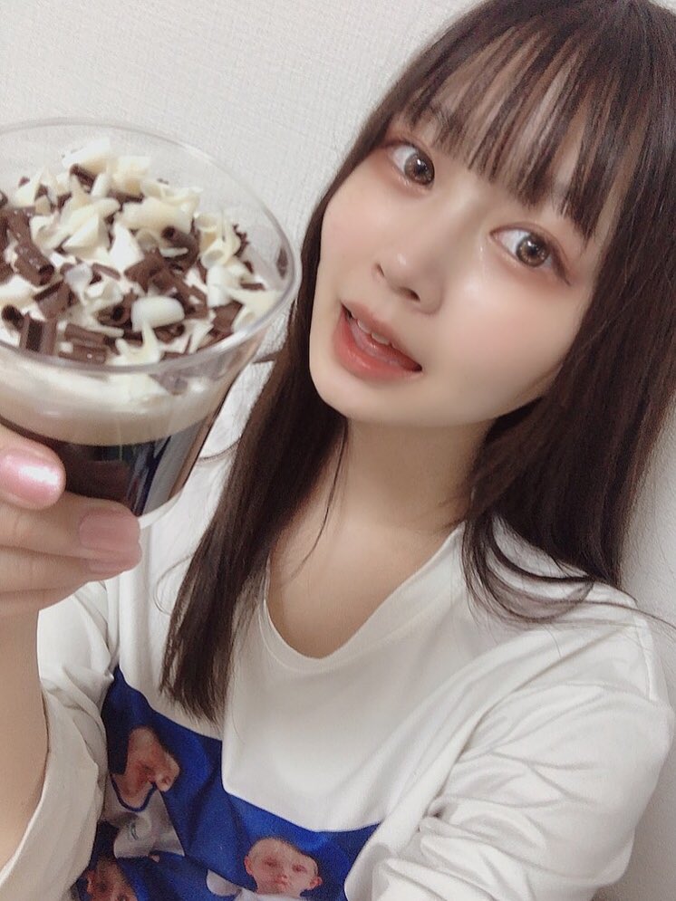 前髪自分で切ったんだけど、すごいパッツンになった。今日マネージャーに笑われながら可愛いよって甘やかしてもらった。あと最近ハマってるスーパーに売ってるコーヒーゼリー。あとパジャマ可愛いの欲しい。ジェラピケデビューしたぃ。 https://t.co/wdbGOuKVIk