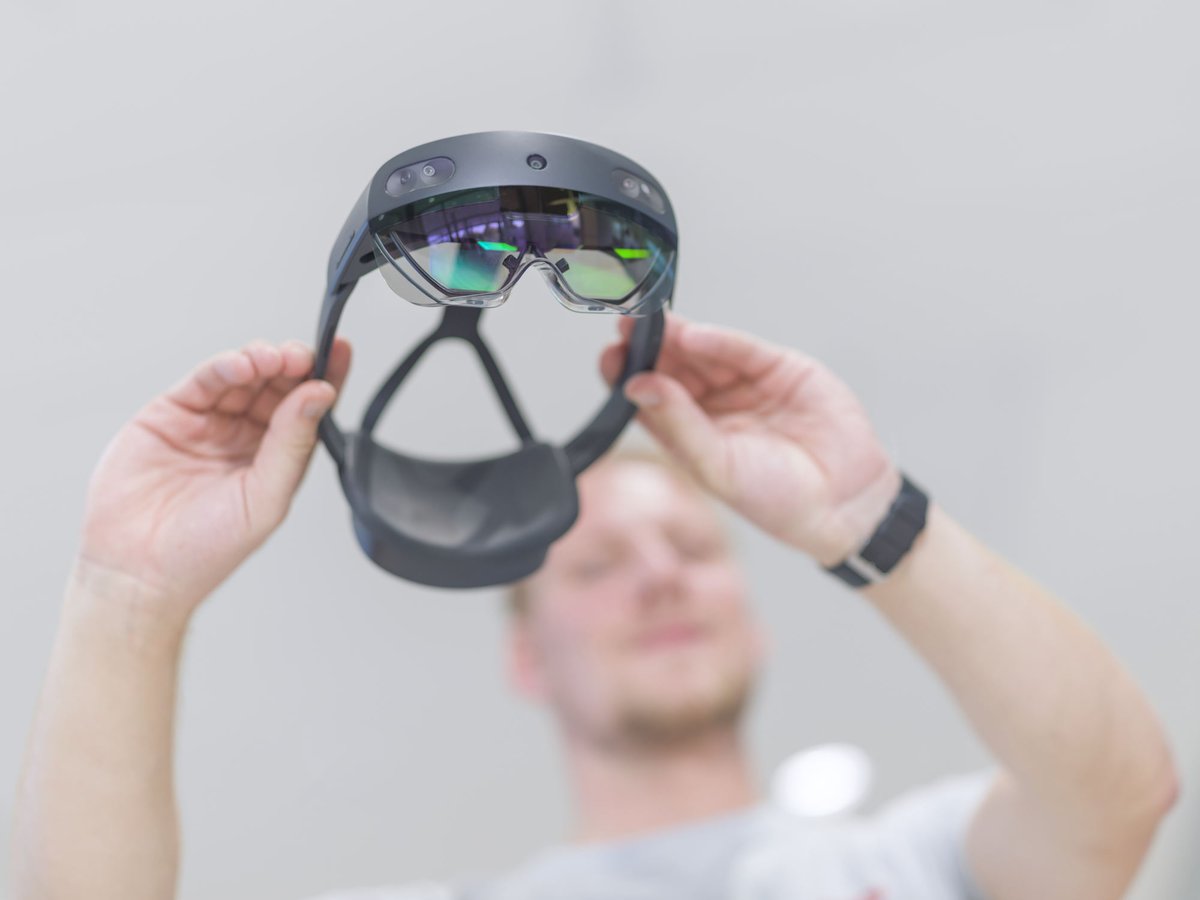 Using #smartglasses 👓 to set up machines at our new #semiconductor plant 🏭: An expert ­operates the glasses remotely and gives instructions to a colleague on-site – and this is all made possible thanks to #AR. More about our #chip factory of the future: bit.ly/DresdenSemicon…