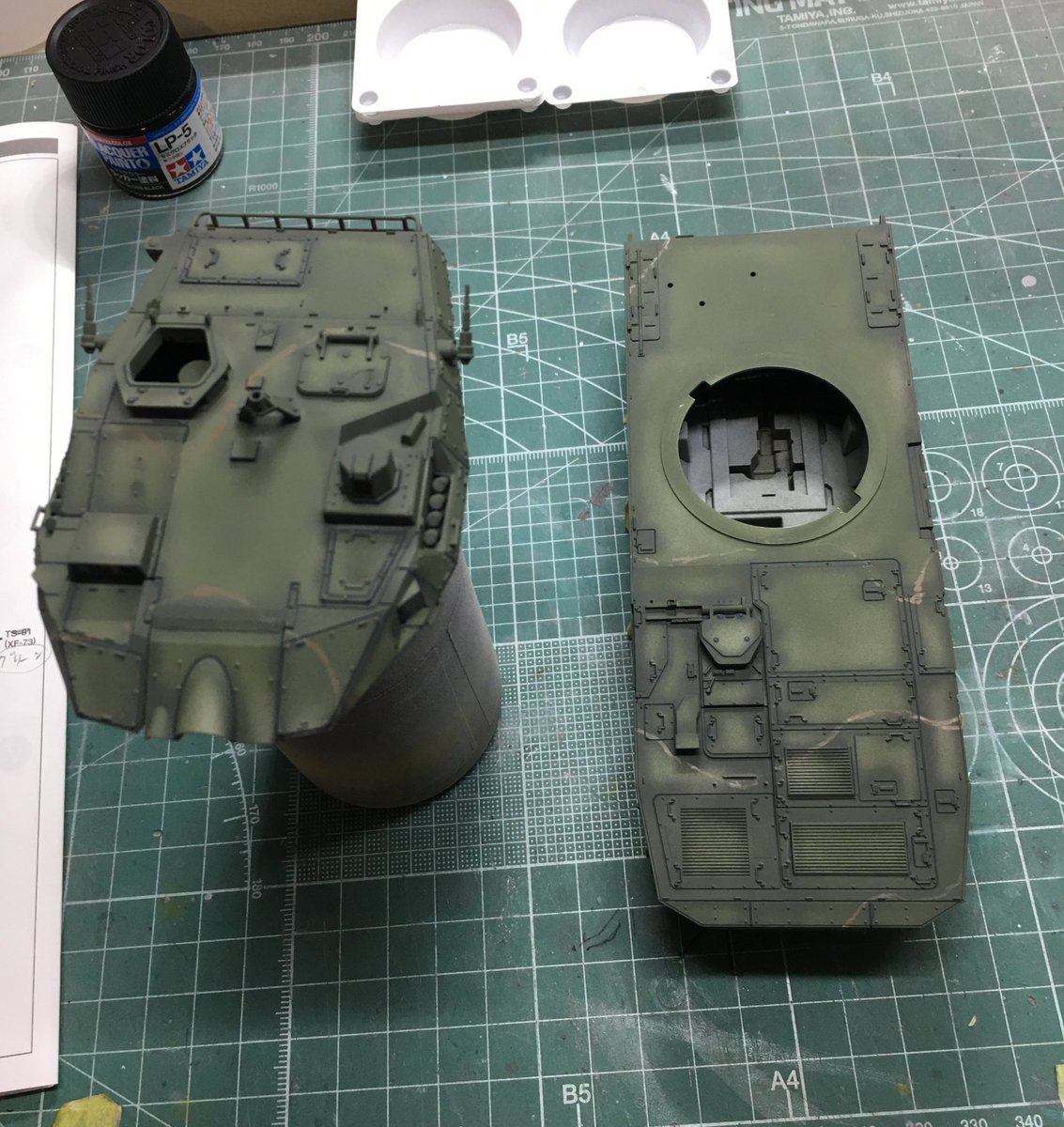 せ さん 雑食系モデラー Auf Twitter タミヤ 1 48 16式機動戦闘車 パネルラインのシャドー塗装と基本塗装を行いました 陸自の濃緑色 タミヤアクリル をラッカーシンナーで希釈しエアブラシで薄く吹きました もう一色の陸自の茶色を吹く準備として筆でラインを せ さん 雑食系モデラー Auf Twitter タミヤ 1 48 16式機動戦闘車 パネルラインのシャドー塗装と基本塗装を行いました 陸自の濃緑色 タミヤアクリル をラッカーシンナーで希釈しエアブラシで薄く吹きました もう一色の陸自の茶色を吹く準備として筆でラインを
