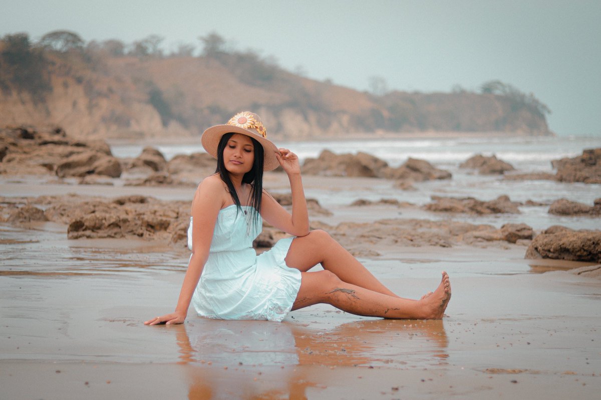 arturomeraec's tweet photo. Los sueños están hechos de sol y arena. ☀️⛱️
. 
. 
#photography #outercewek #jaketwanita #hat #skin #dress #peopleinnature #summer #sand #sun #sea #beach #hbtyou #canonphotography 
. 
. 
Ph: @arturomeraec 📸
Md: #eliizabethmartinezbravo 👒 https://t.co/r4aIYFOqdj
